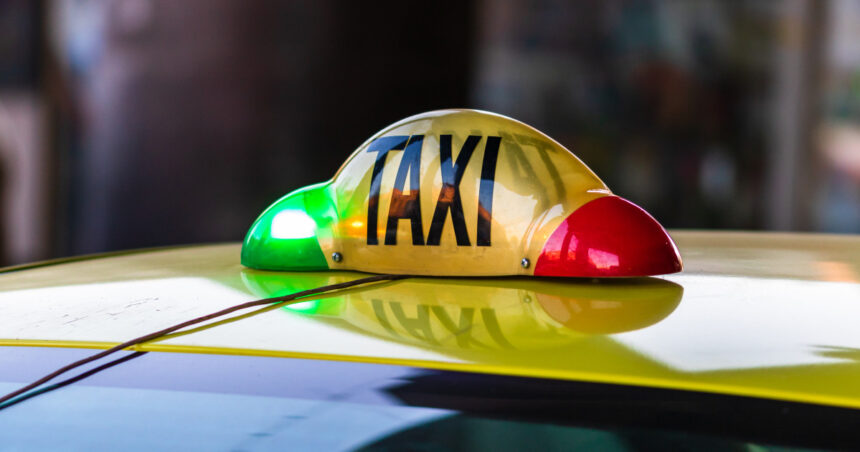 taxiurile din zona aeroporturilor au fost controlate de politia transporturi o masina din doua a fost amendata 684d70890920c