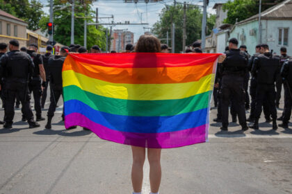 tensiuni la marsul pride la chisinau preotii si credinciosii au incercat sa sparga cordonul politiei 684edfeec9aab