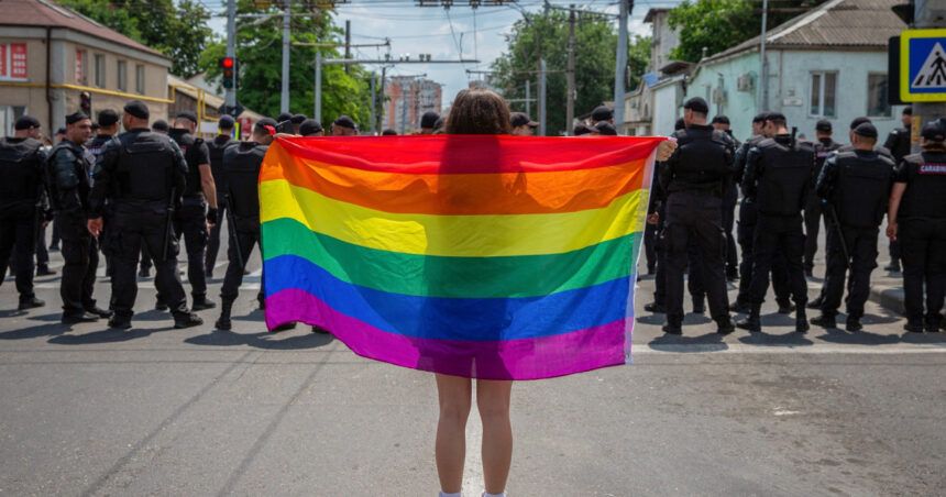 tensiuni la marsul pride la chisinau preotii si credinciosii au incercat sa sparga cordonul politiei 684edfeec9aab