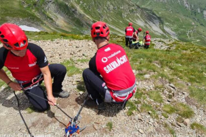 trei ucraineni rataciti in munti gasiti dupa 9 ore de cautare cu ajutorul sts salvatorii indusi in eroare de un apel din irlanda 684d317e84f1c
