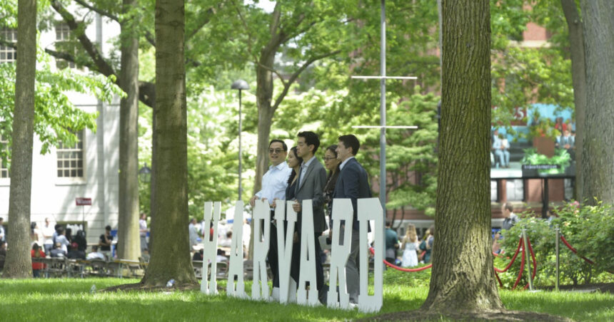 trump suspenda intrarea in statele unite a studentilor internationali care vor sa studieze la harvard reactia universitatii 6841542ad8ab5