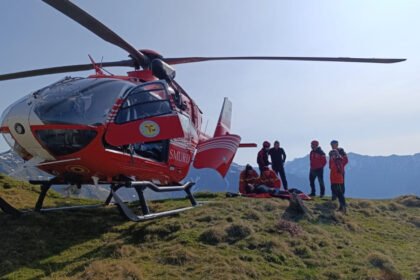 turista de 63 de ani evacuata cu elicopterul smurd din muntii fagaras 684dc15e7ac16