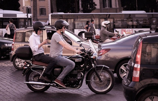 ultima ora schimbari pregatite pentru motociclisti si mopede vor putea folosi banda speciala pentru autobuze si depasi legal autovehicule sau coloane parcare pe trotuar cu o conditie 6851fd3854d29