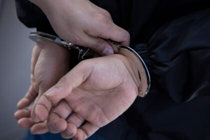 un barbat a fost condamnat la inchisoare cu executare dupa ce a lovit din reflex un jurnalist intr un tribunal din berlin 6849c03f0fba4