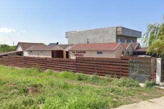 un compex turistic din corbu compus din sase casute cu foisor se vinde cu peste 170 000 de euro 685e107c14a59