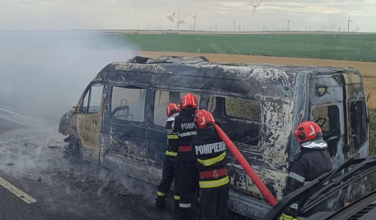 un microbuz a ars in totalitate langa satul baia in urma unui incendiu in microbuz se aflau 20 de pasageri 6860def79eef1