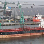un petrolier rusesc care a stat opt ani intr un port din polonia e trimis in danemarca si taiat in bucati scoatem fierul vechi 685552f4f0457