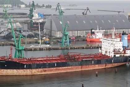 un petrolier rusesc care a stat opt ani intr un port din polonia e trimis in danemarca si taiat in bucati scoatem fierul vechi 685552f4f0457