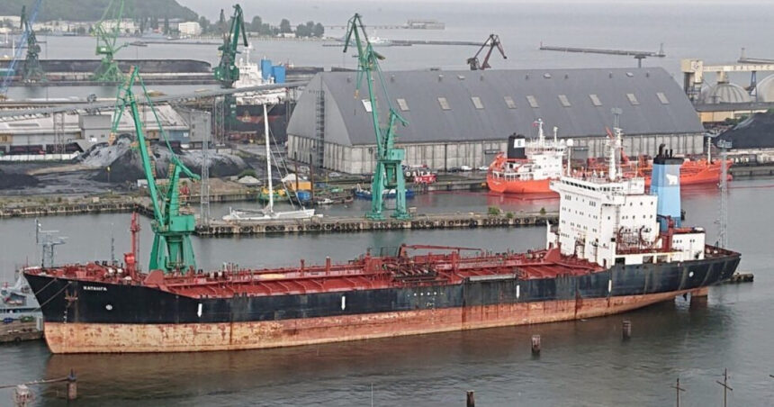 un petrolier rusesc care a stat opt ani intr un port din polonia e trimis in danemarca si taiat in bucati scoatem fierul vechi 685552f4f0457