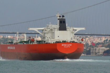 un petrolier s a ciocnit cu alte doua nave in apropiere de stramtoare ormuz 24 de persoane au fost evacuate 685137cd05cf6
