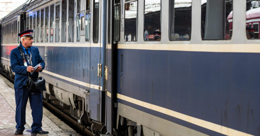 un tanar a fost injunghiat de un altul in tren garnitura s a oprit de urgenta iar cel ranit a fost dus la spital 683c6ff5352e7