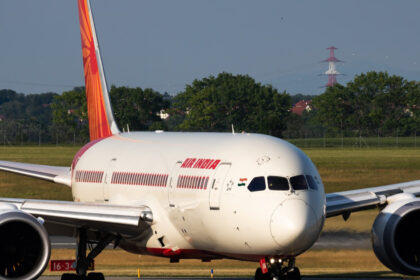 un zbor air india de la ahmedabad la londra anulat din cauza unei erori tehnice avionul e acelasi model cu cel prabusit pe 12 iunie 6851495b54a4b