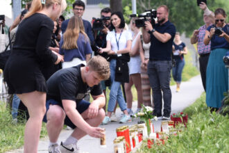 unul dintre cei doi elevi romani raniti in atacul din austria impuscat de patru ori a fost operat de urgenta ce spune mama lui 68499bb4d2a0f