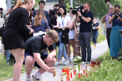 unul dintre cei doi elevi romani raniti in atacul din austria impuscat de patru ori a fost operat de urgenta ce spune mama lui 68499bb4d2a0f