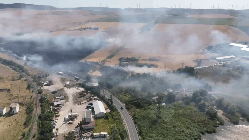 video alerta in babadag culturi in flacari fum dens si risc de extindere catre ferme si gospodarii 685ea37059f90