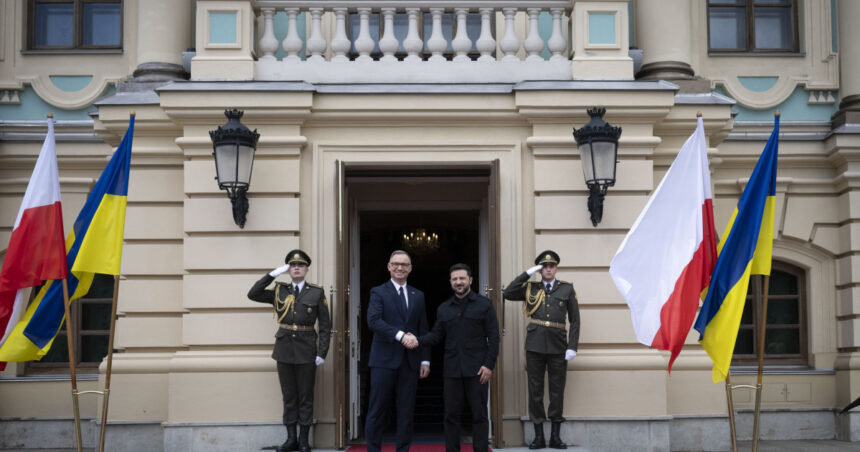 video andrzej duda a fost decorat de volodimir zelenski in ultima vizita a presedintelui polonez in ucraina 68600ff58af15
