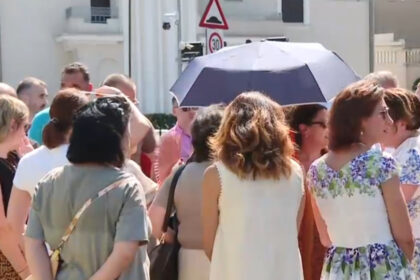 video angajatii de la guvern au protestat la palatul victoria sunt nemultumiti de reducerea sporurilor 685e69f770ac9