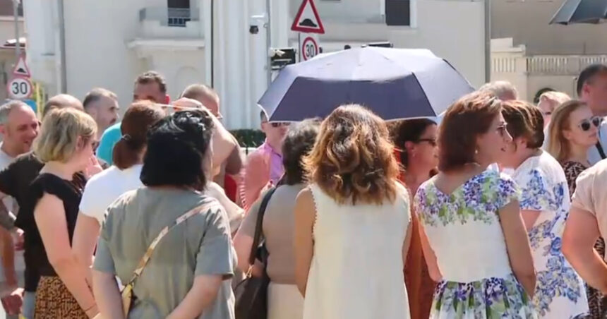 video angajatii de la guvern au protestat la palatul victoria sunt nemultumiti de reducerea sporurilor 685e69f770ac9