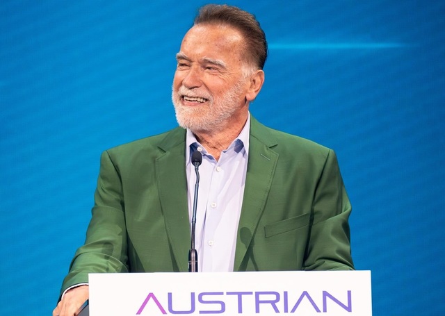 video arnold schwarzenegger le da peste cap rutina calatorilor cu transportul in comun din viena 68401ba0089bb