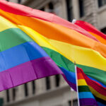 video bucharest pride are loc astazi in capitala la marsul normalitatii oamenii au venit cu steaguri tricolore si cruci din lemn 68442e7a2f79e