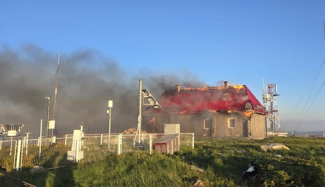video cabana vladeasa distrusa de un incendiu a ars si statia meteorologica 685b70c573cb4