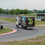 video ce face mercedes cand se plictiseste un nou record in guiness book la mersul cu spatele cu camionul 6844387d2eef6