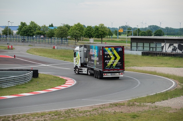 video ce face mercedes cand se plictiseste un nou record in guiness book la mersul cu spatele cu camionul 6844387d2eef6