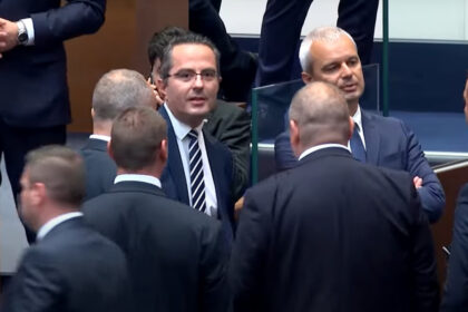 video ciocniri si tensiuni in parlamentul bulgariei din cauza intrarii in zona euro sofia a primit unda verde de la comisia europeana si bce 6841373a4ea14