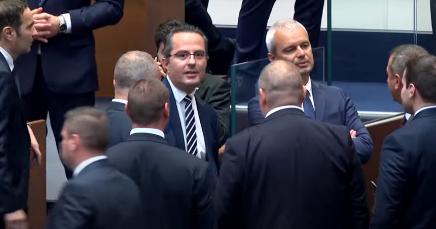 video ciocniri si tensiuni in parlamentul bulgariei din cauza intrarii in zona euro sofia a primit unda verde de la comisia europeana si bce 6841373a4ea14