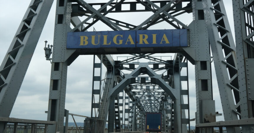 video coloana de masini la iesirea din romania spre bulgaria restrictii de circulatie pe podul giurgiu ruse 685656168a90e