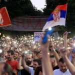 video confruntari violente la belgrad unde protestatarii au cerut alegeri anticipate presedintele sarb invoca o lovitura de stat 6860dee3478bb