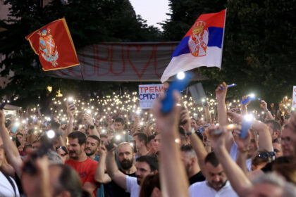 video confruntari violente la belgrad unde protestatarii au cerut alegeri anticipate presedintele sarb invoca o lovitura de stat 6860dee3478bb