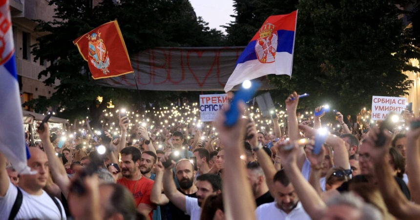 video confruntari violente la belgrad unde protestatarii au cerut alegeri anticipate presedintele sarb invoca o lovitura de stat 6860dee3478bb