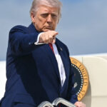 video donald trump s a impiedicat pe scara avionului si era sa cada ce spunea el cand biden a fost victima aceluiasi incident 6846aba8c3a90