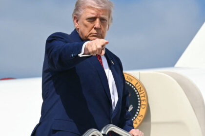 video donald trump s a impiedicat pe scara avionului si era sa cada ce spunea el cand biden a fost victima aceluiasi incident 6846aba8c3a90