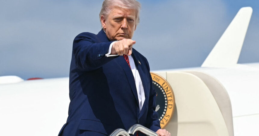video donald trump s a impiedicat pe scara avionului si era sa cada ce spunea el cand biden a fost victima aceluiasi incident 6846aba8c3a90