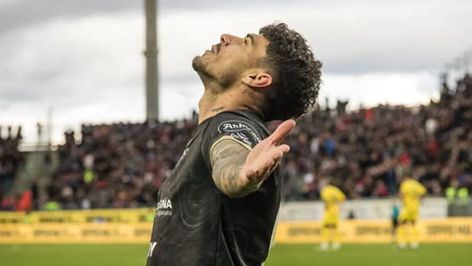 video exclusiv florinel coman rege pe ringul de dans la nunta lui olaru atacantul fcsb a facut show desi e accidentat 683cb639c3822