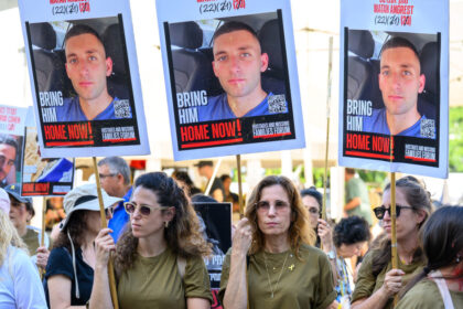 video imaginile rapirii unui militar israelian de catre hamas publicate de catre familia sa ce spune mama ostaticului 6847322820981