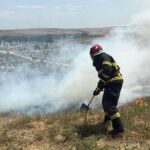 video incendiu de vegetatie uscata in cimitirul din tulcea pompierii actioneaza cu trei autospeciale 6852a9b16e6e9