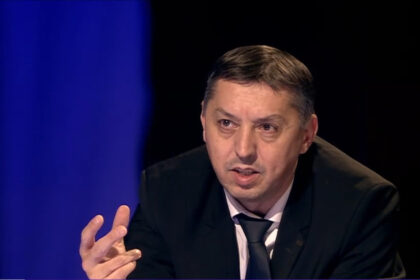 video ministrul educatiei daniel david spune ca nu ar trebui ca elevii sa aiba teme care sa cumuleze mai mult de doua ore pe zi 683de1a70efa1