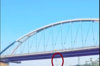 video momentul cand tanarul de 22 de ani a sarit de pe podul de la murfatlar pentru o provocare de pe tiktok surprins in imagini 68493022c66bc