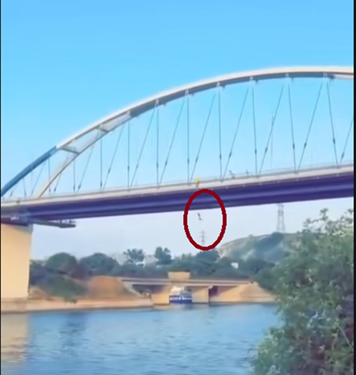 video momentul cand tanarul de 22 de ani a sarit de pe podul de la murfatlar pentru o provocare de pe tiktok surprins in imagini 68493022c66bc
