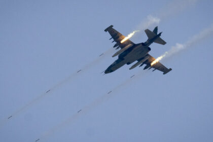 video momentul in care un avion su 25 rusesc se prabuseste in regiunea donetk cel mai probabil doborat de avionul cu care zbura in formatie 684c84444ebde