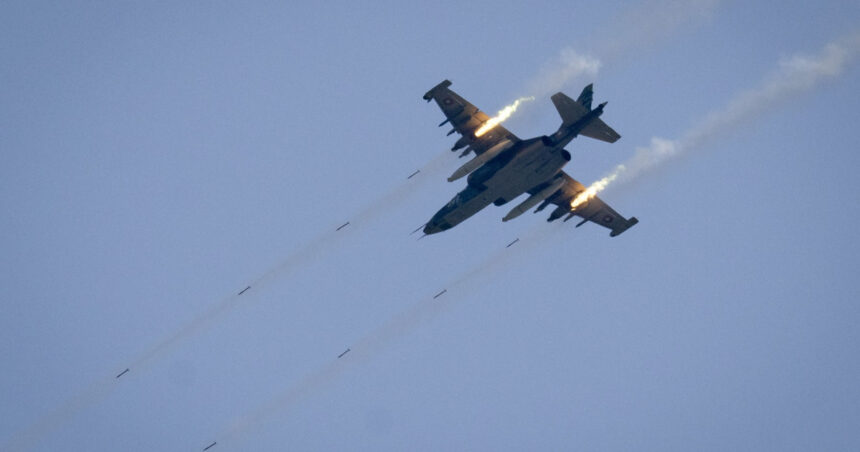 video momentul in care un avion su 25 rusesc se prabuseste in regiunea donetk cel mai probabil doborat de avionul cu care zbura in formatie 684c84444ebde