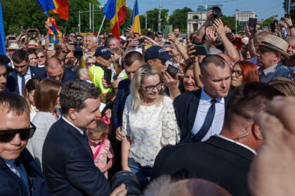 video nicusor dan baie de multime la chisinau presedintele a fost votat de peste 80 dintre basarabenii cu cetatenie romana 684871bcccefc