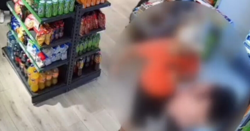 video o femeie a fost batuta crunt de fostul ei sot intr un magazin din ploiesti nimeni nu i a sarit in ajutor 6852d2160f5e2