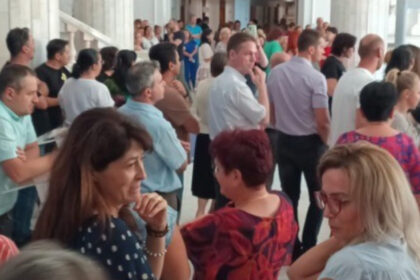 video protest la ministerul finantelor angajatii au oprit lucrul nemultumiti de taierea sporurilor 686280cf2ca2e