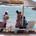 video sezonul abia a inceput dar comertul ambulant e deja in floare pe plajele din constanta 684ff8c4b7438
