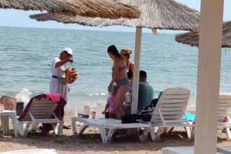 video sezonul abia a inceput dar comertul ambulant e deja in floare pe plajele din constanta 684ff8c4b7438