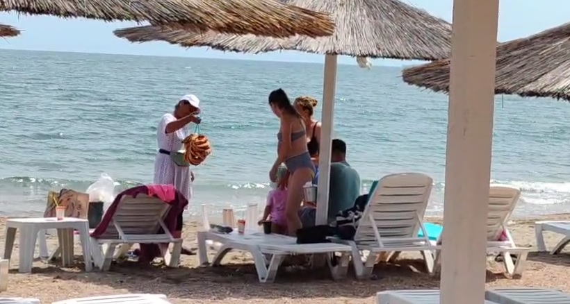 video sezonul abia a inceput dar comertul ambulant e deja in floare pe plajele din constanta 684ff8c4b7438